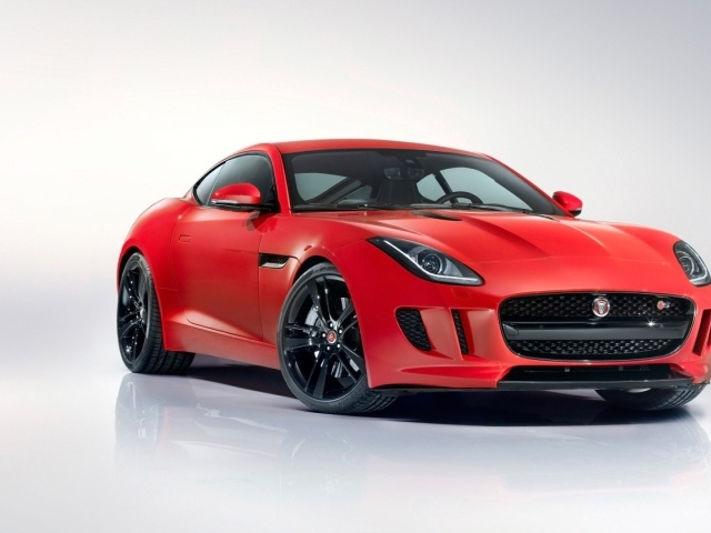 Красный Jaguar на белом фоне