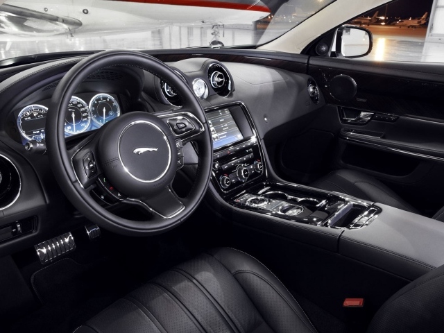 Салон автомобиля Jaguar XJ