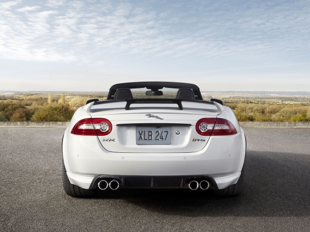 Белый Jaguar XKR на фоне природы