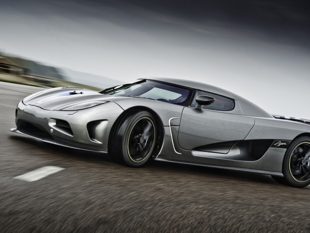 Серый суперкар Koenigsegg Agera