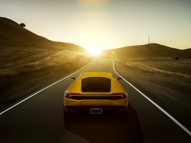 Авто Lamborghini Huracan LP 610-4 на шоссе, вид сзади