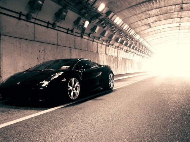 Черный Ламборгини в тоннеле