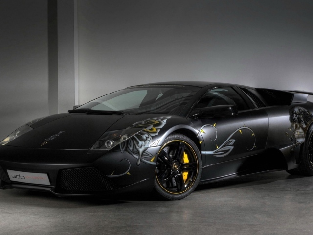 Черный Lamborghini с наклейками