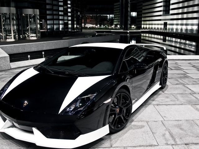 Черно белый Lamborghini в городе