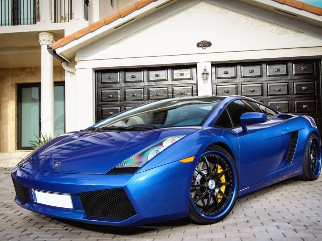 Голубой автомобиль Lamborghini Miura у гаража