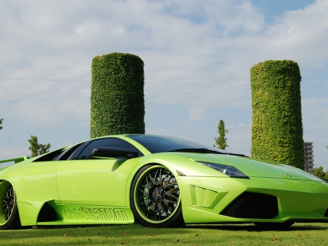 Зеленый Ламборгини у зеленых башен