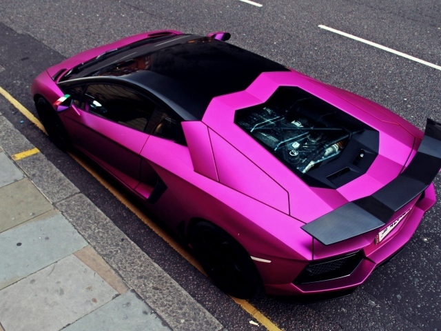 Розовый автомобиль Lamborghini Aventador
