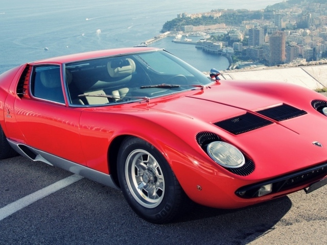 Красный Lamborghini Miura на фоне города