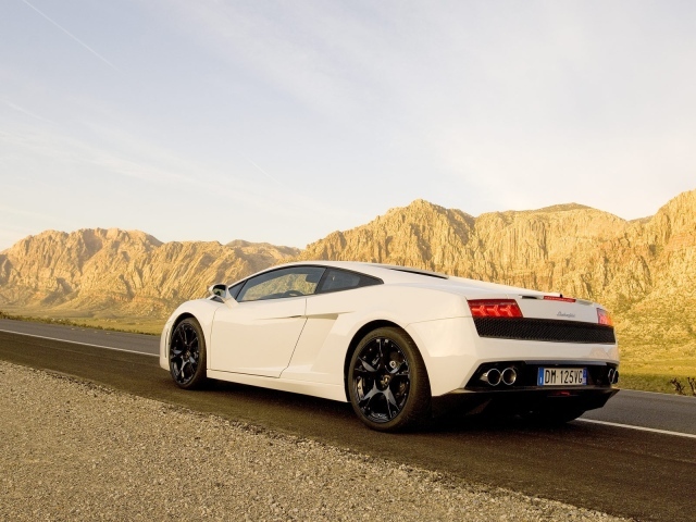 Белый Lamborghini Gallardo в Долине монументов