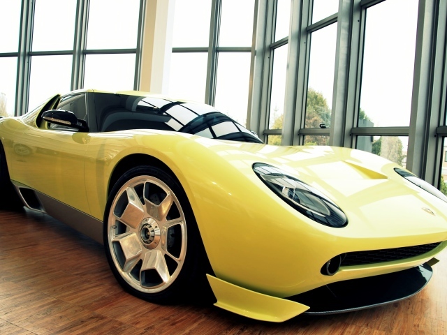 Желтый Lamborghini Miura в здании