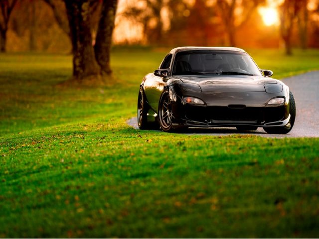 Черная Mazda RX-7 на обочине