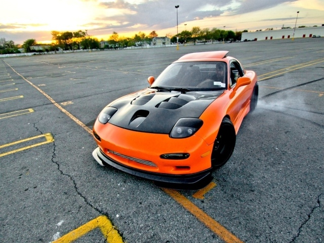 Оранжевая Mazda RX-7 с черным капотом
