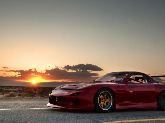 Красная Mazda RX-7 на фоне заката