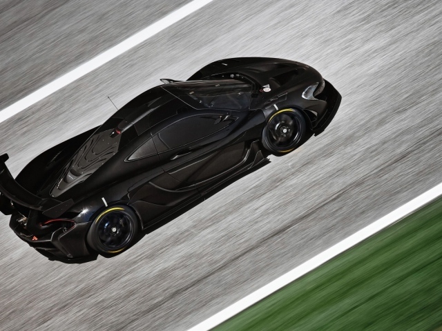 Черный McLaren P1 на сером шоссе