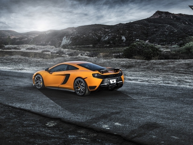 Оранжевый McLaren MP4-12C за городом