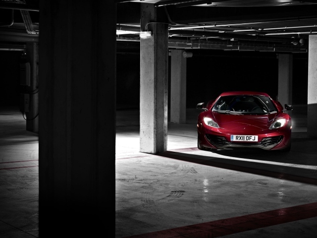 Красный McLaren MP4-12C на подземной парковке