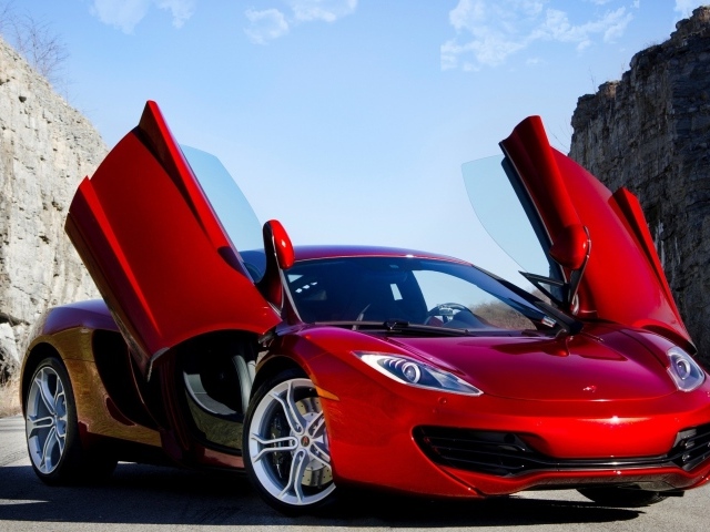 Красный McLaren MP4-12C с открытыми дверями