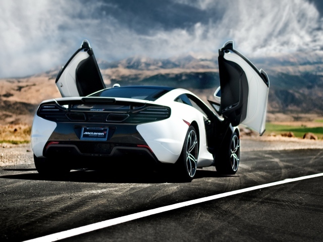 Белый McLaren MP4-12C с открытыми дверями
