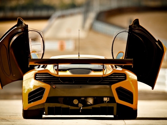 Желтый McLaren MP4-12C с открытыми дверями