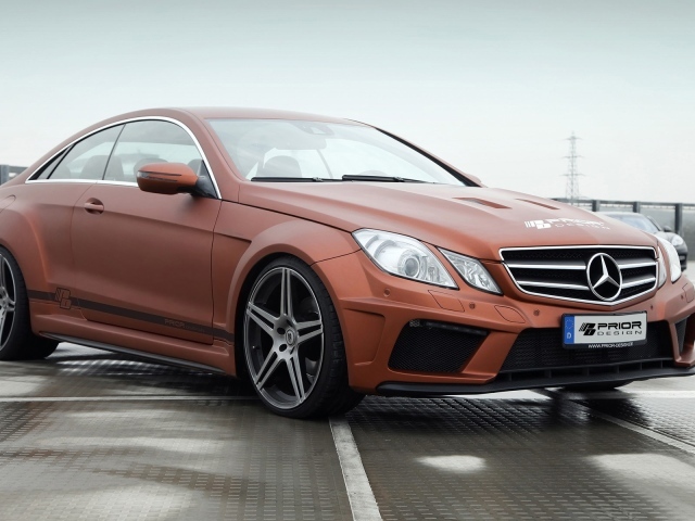 Красивый автомобиль Mercedes-Benz E-Class Coupe PD850 Black Edition