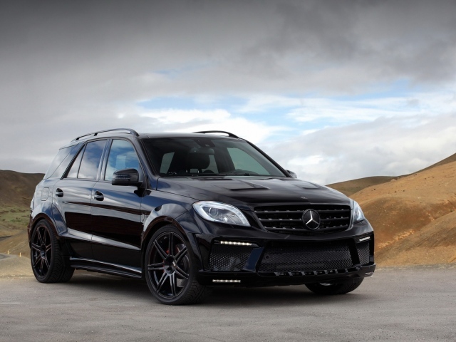 Черный автомобиль Mercedes-Benz ML 63