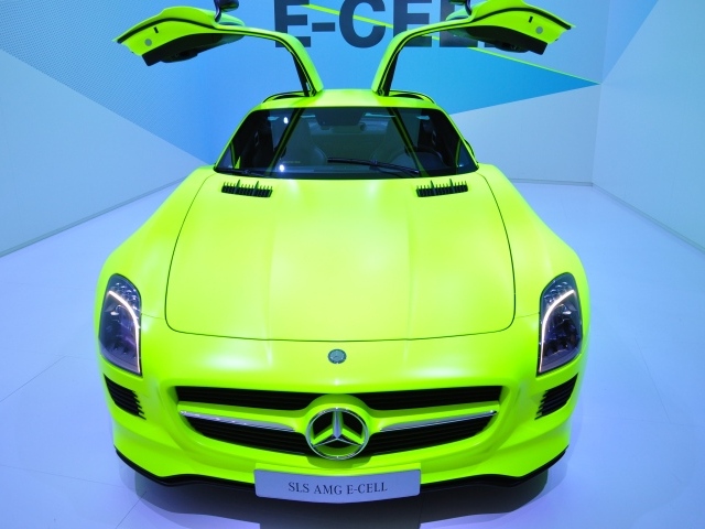 Зеленый электромобиль Mercedes-Benz SLS AMG