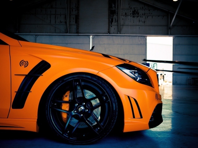 Капот и черные колеса оранжевого Mercedes-Benz CLS 63 AMG