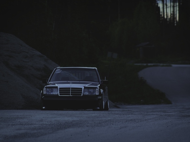 Старый Mercedes-Benz в полумраке