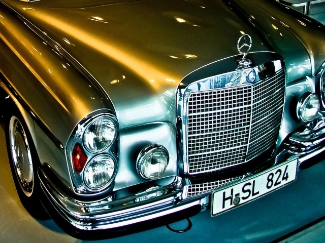 Серебристый Mercedes-Benz 300 SEL 6.3