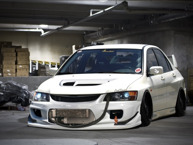 Белый Mitsubishi с низкой посадкой