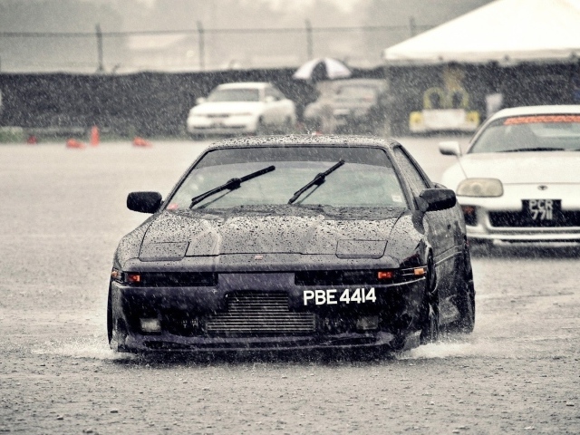 Черный Nissan под дождем
