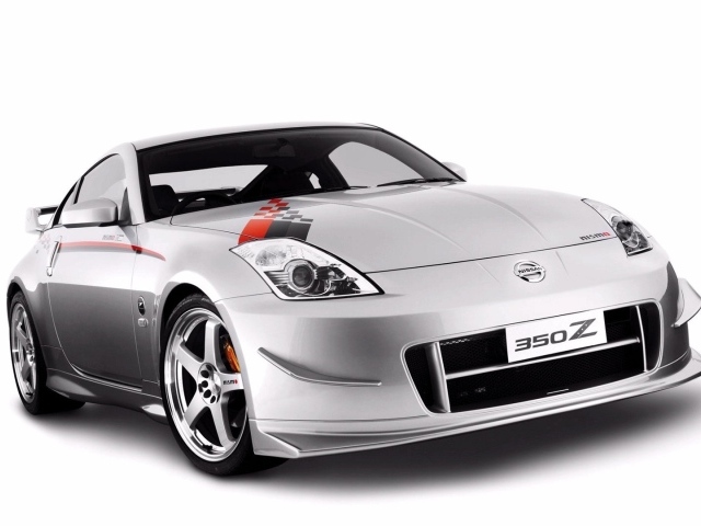 Серый Nissan 350Z на белом фоне