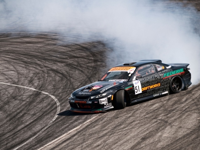 Спортивный Nissan Silvia S15 на гонке