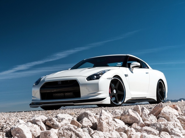 Белый Nissan GT-R на белых камнях