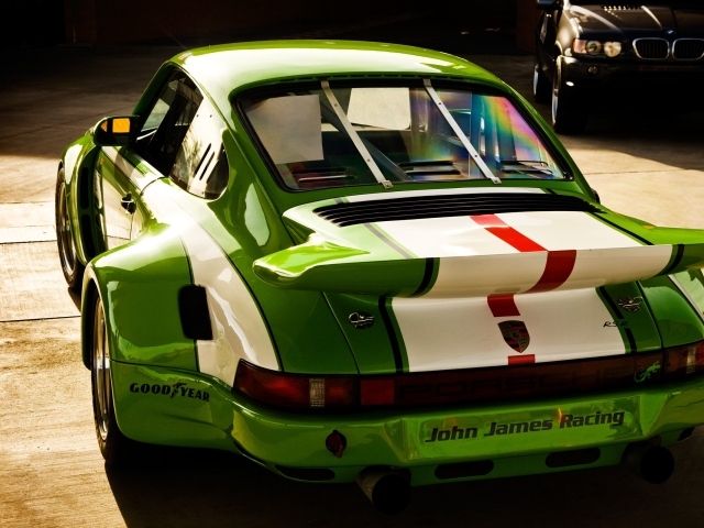 Автомобиль Porsche 911 для уличных гонок