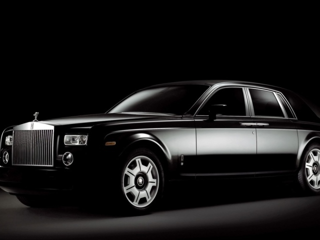Черный Rolls-Royce Phantom на черном фоне
