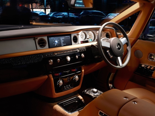 Руль справа в автомобиле Rolls-Royce Phantom