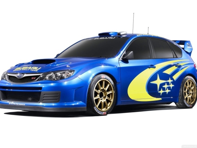 Синий Subaru Impreza с символикой на двери