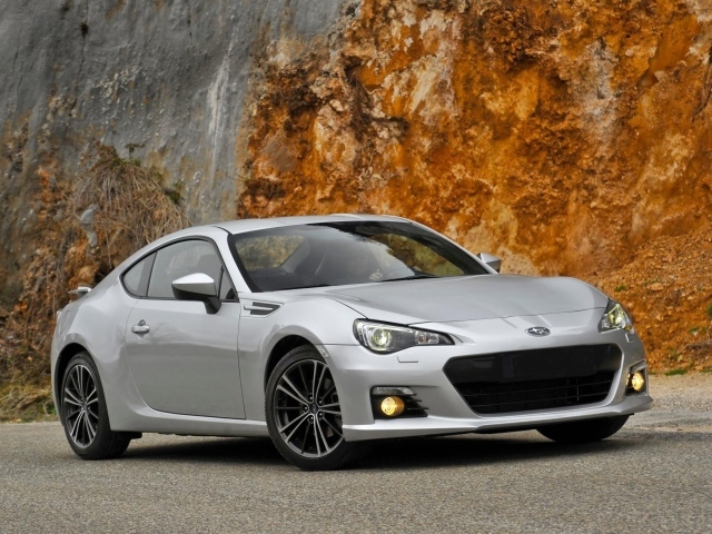 Серая Subaru BRZ у скалы