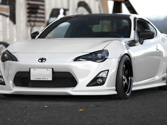 Красивая белая Toyota GT86