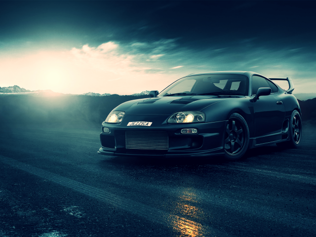 Черная Toyota Supra на шоссе