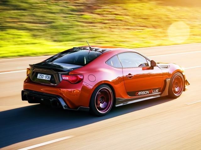 Красная Toyota GT86 на дороге