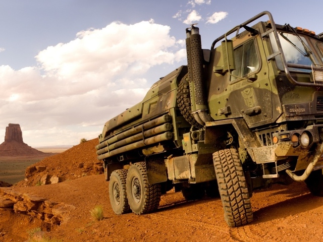 Военный грузовик в пустыне в США