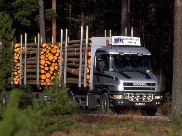 Тягач Scania везет лес