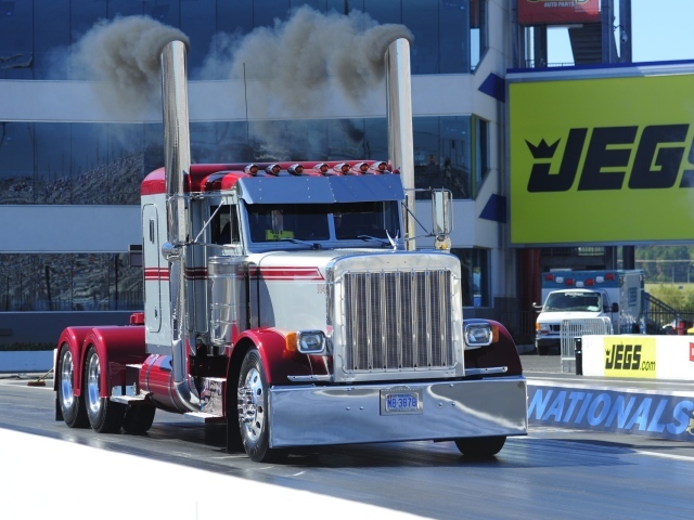 Дым из труб тягача