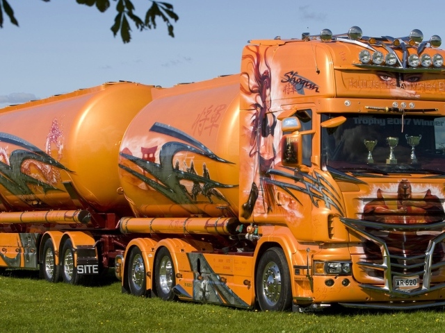 Грузовой автомобиль с цистернами