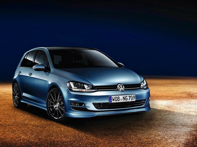 Голубой автомобиль Volkswagen golf 7