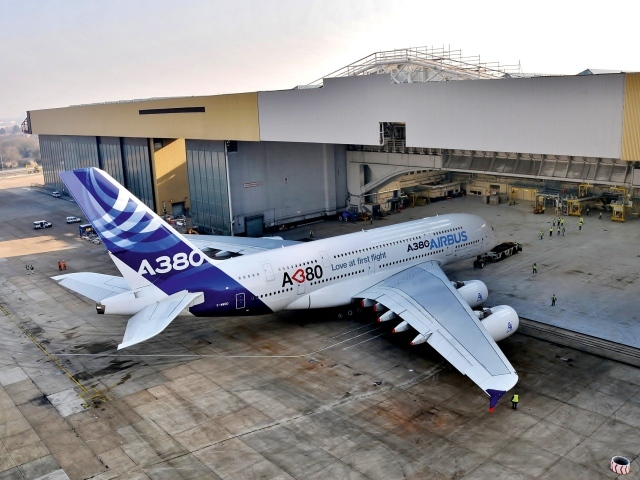 Самолет Airbus A380 на обслуживании в ангаре