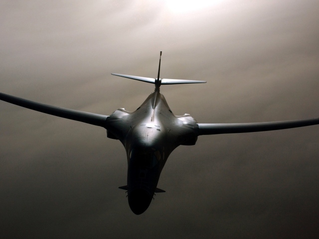 Черный военный самолет Rockwell B-1 Lancer
