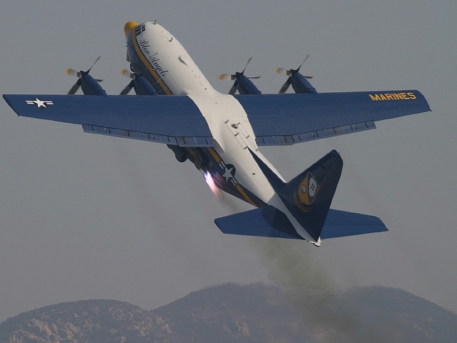 Самолет Голубой ангел выполняет маневр